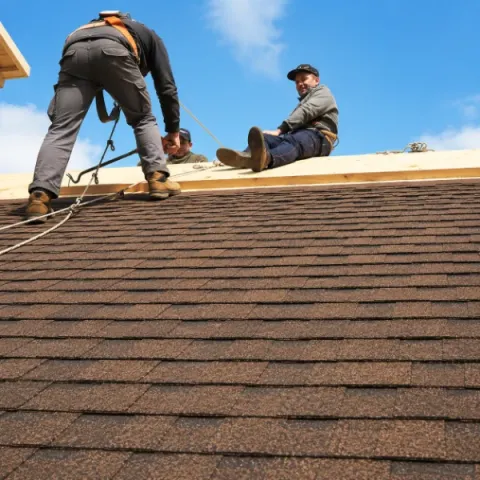 Artisan couvreur Le Verdon-sur-Mer réalisant la pose d'une toiture en tuiles
