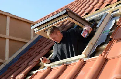 Pose de fenêtre de toit et velux par un couvreur au Verdon-sur-Mer